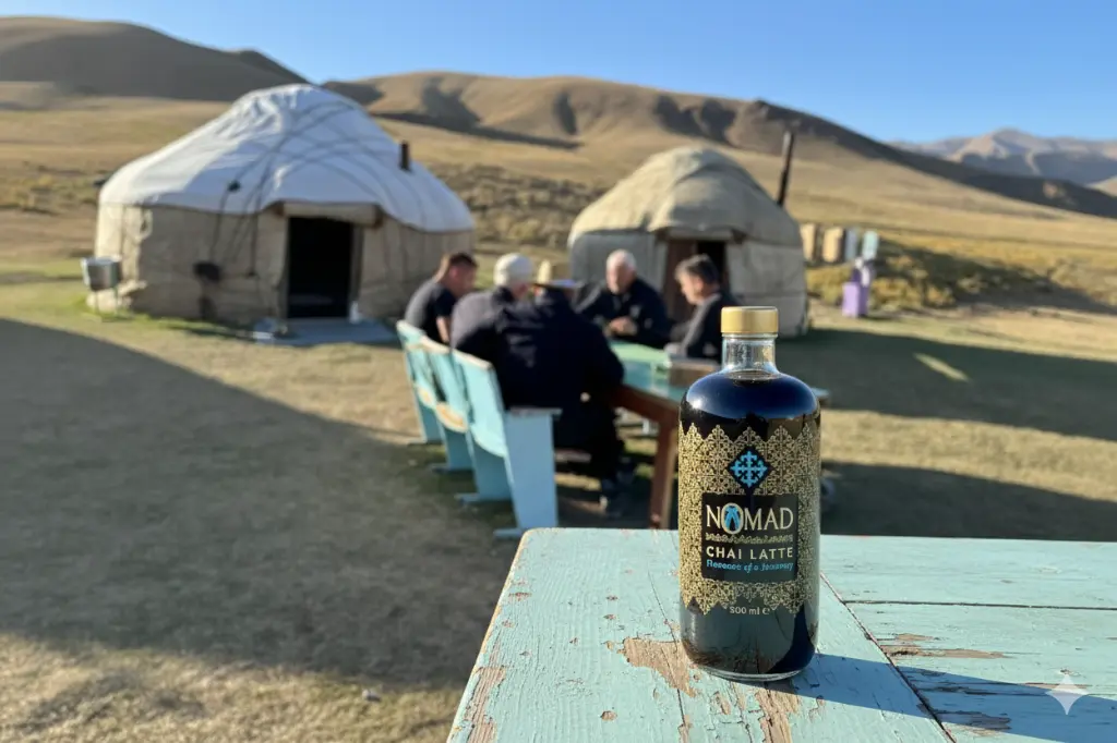 chai latte nomad buiten yurtkamp.webp
