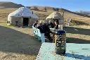 chai latte nomad buiten yurtkamp.webp