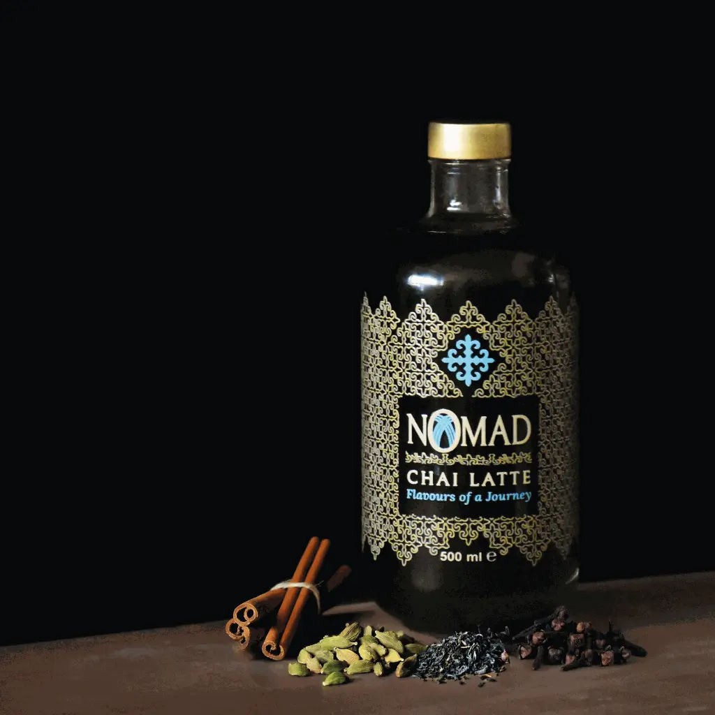 Chai latte Nomad 1_3445 met kruiden vierkant.webp